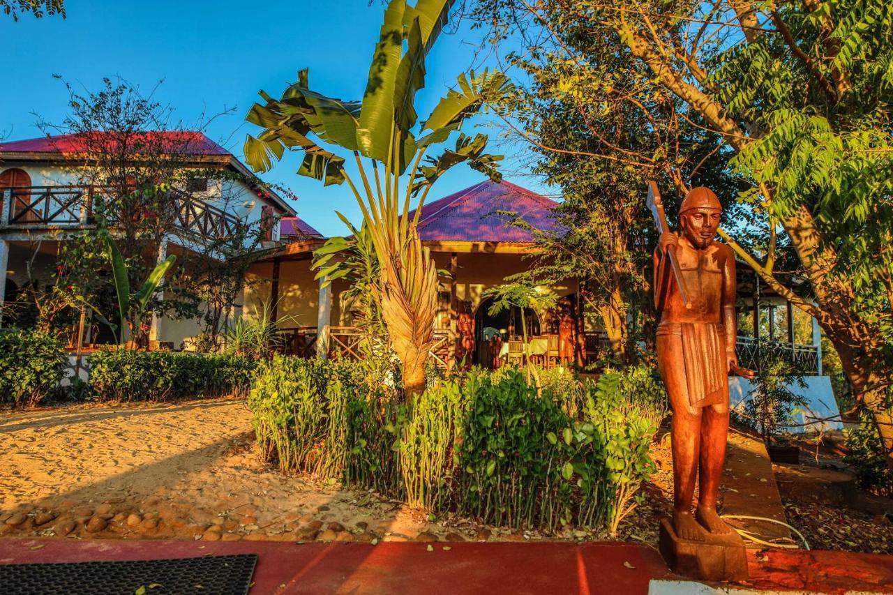 Olympe De Bemaraha Hotel Bekopaka Buitenkant foto
